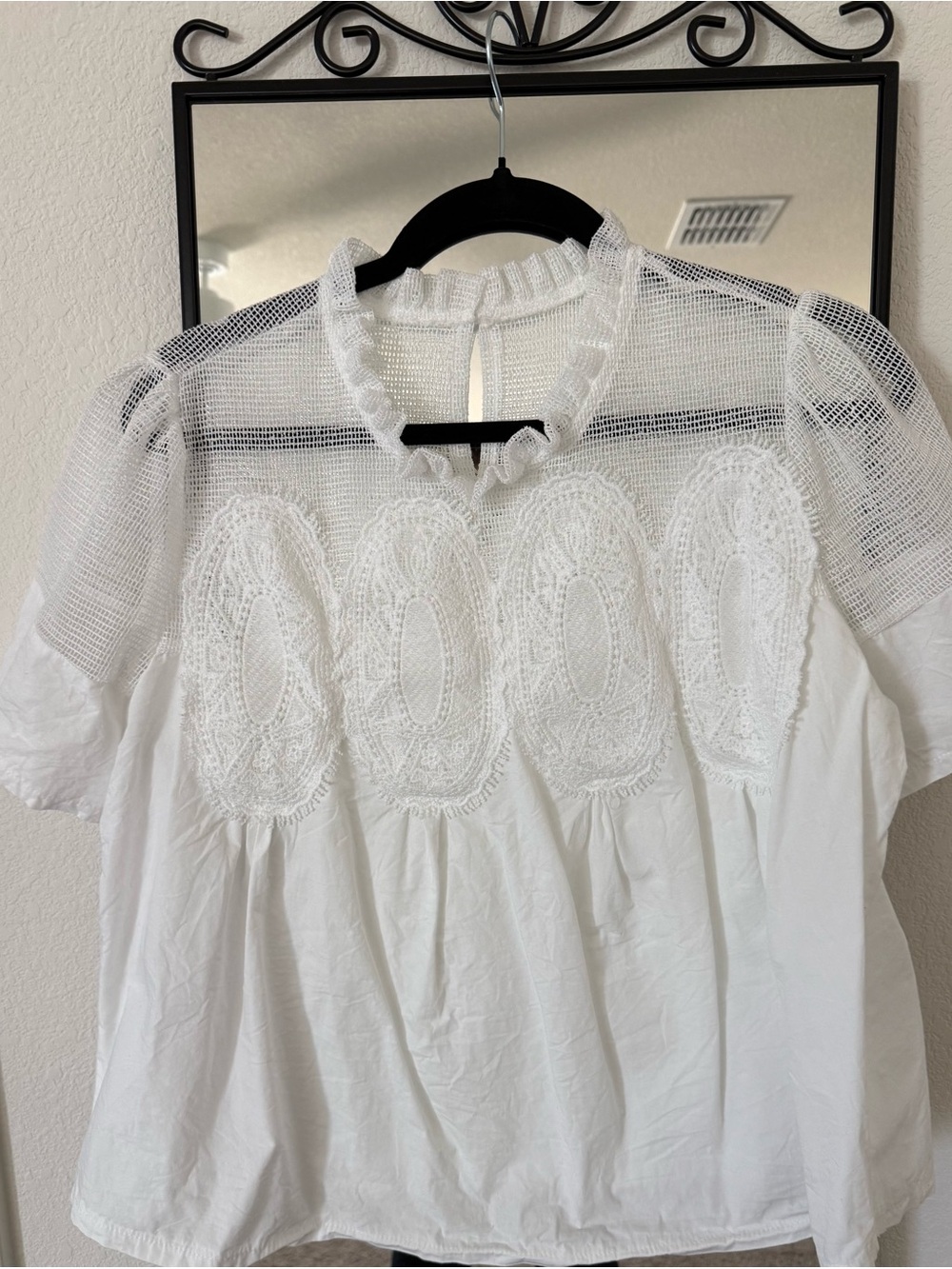 Women’s White Lace Yoke Short Sleeve Top size L